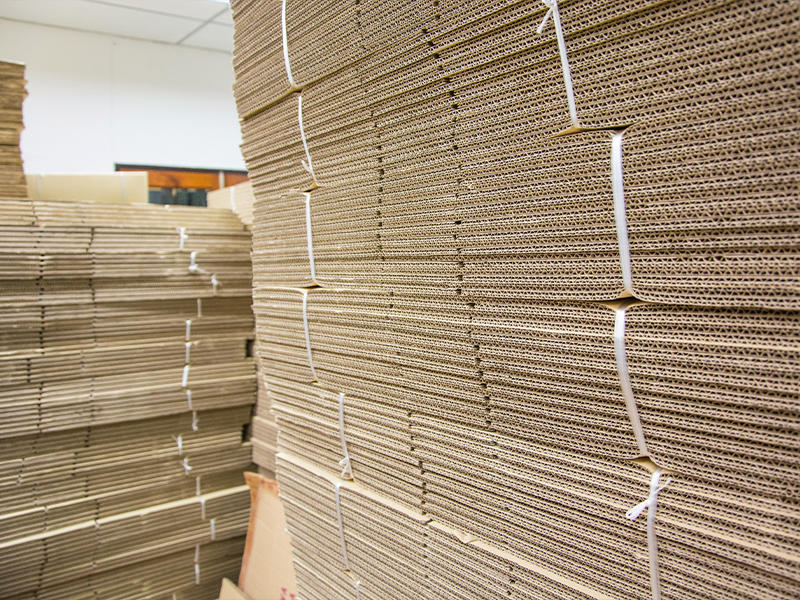 Proteção, organização e versatilidade para logística, mudanças e armazenamento com as chapas de papelão