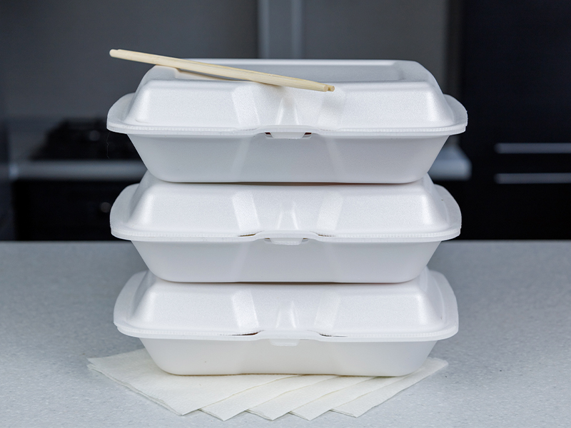 Potes descartáveis de isopor: praticidade e proteção para delivery, marmitas e lanches